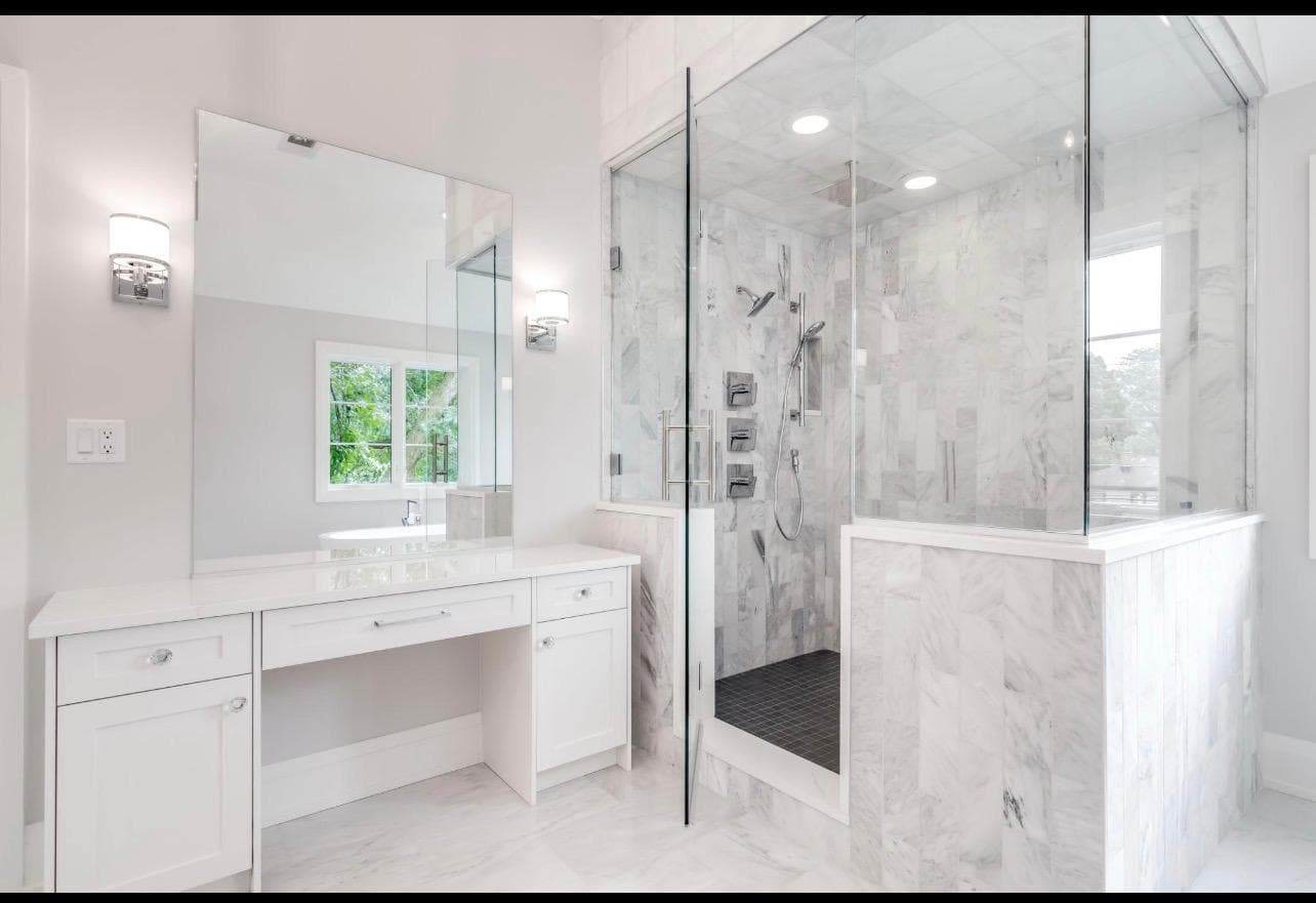 Remodelación de baño terminada con accesorios y acabados actualizados