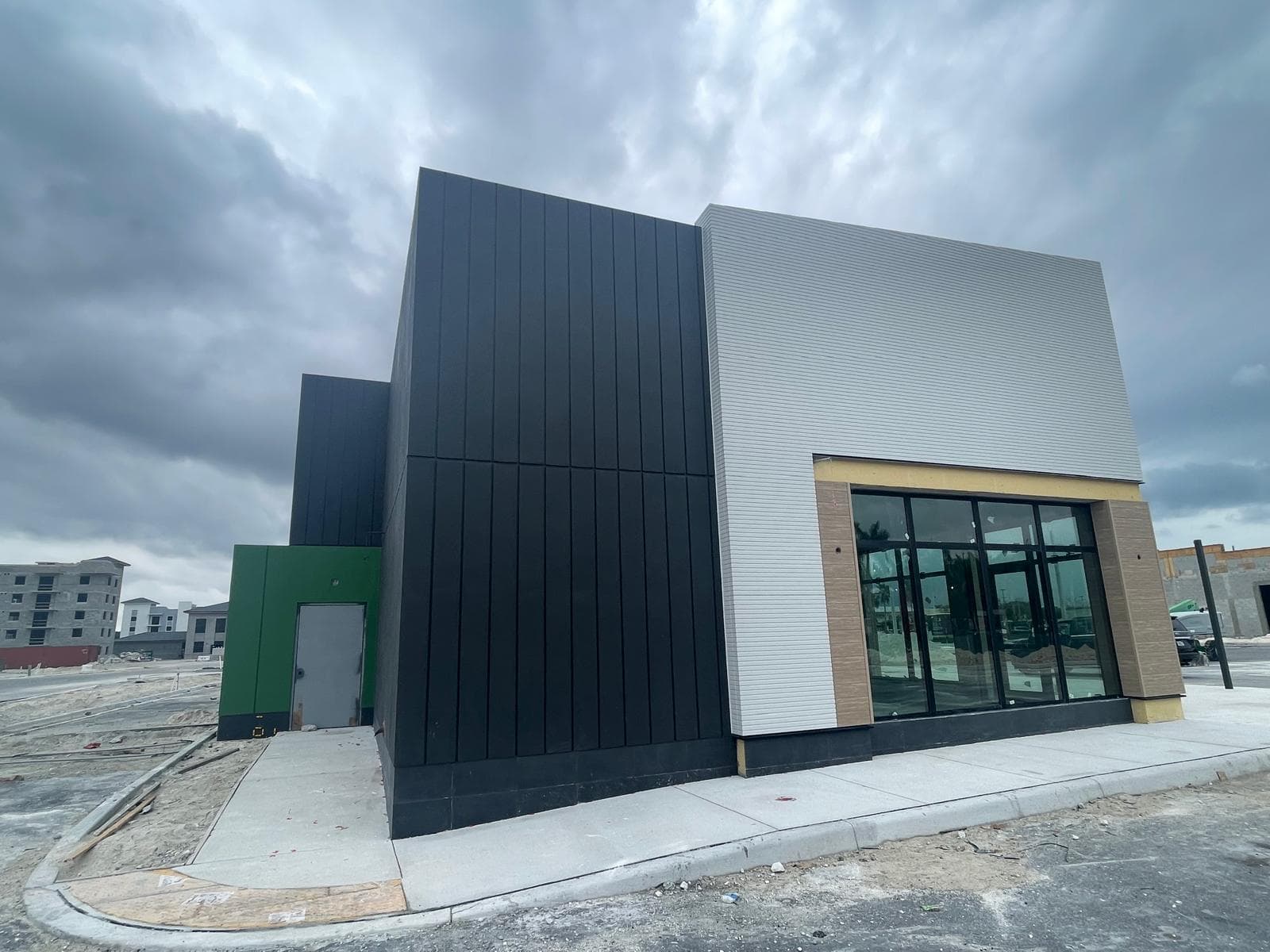 Exterior de proyecto de construcción general con fachada y vidrio de escaparate terminados